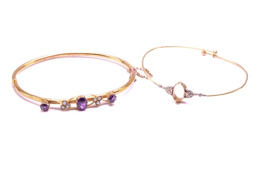 Lot 236 - An Edwardian amethyst and seed pearl bangle...