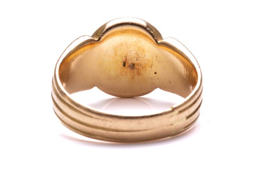 Lot 82 - A Victorian signet ring in 18ct yellow gold,...