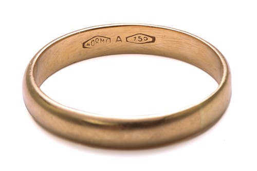 Lot 134 - A wedding band in yellow metal, constructed by...