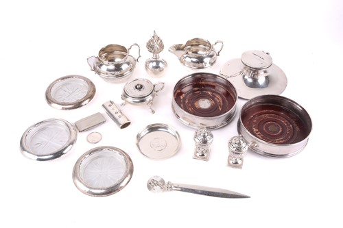 Lot 463 - A small collection of silver to include a...