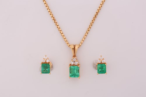 Lot 287 - An emerald pendant and matching earrings; the...
