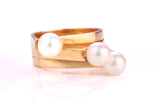 Lot 351 - A pearl dress ring, containing three white...