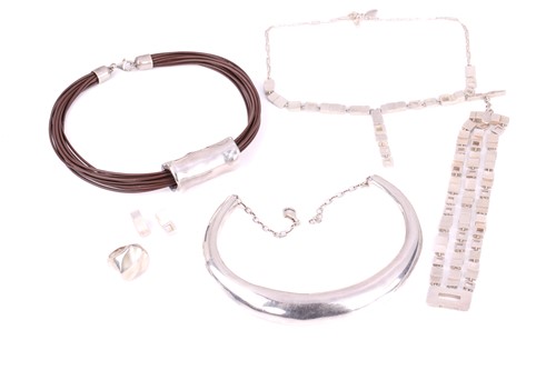 Lot 295 - A John Rocha silver jewellery suite and other...
