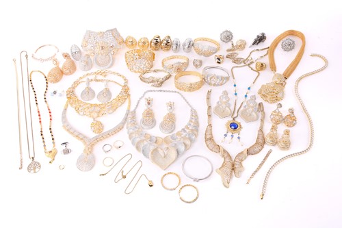 Lot 108 - A quantity of assorted costume jewellery...
