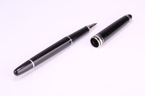 Lot 350 - Montblanc Meisterstück Classique rollerball...