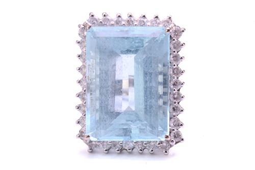 Lot 292 - A large aquamarine and diamond cluster ring,...