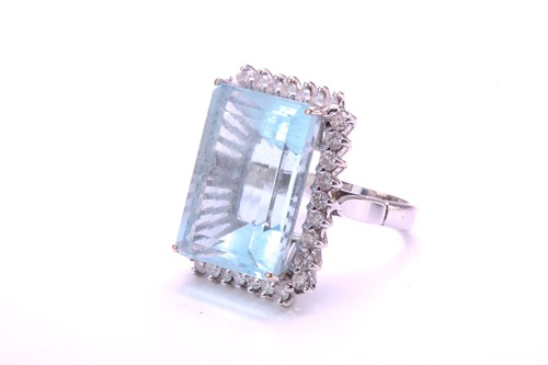 Lot 292 - A large aquamarine and diamond cluster ring,...