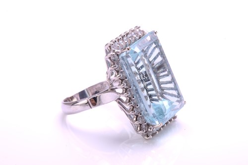 Lot 292 - A large aquamarine and diamond cluster ring,...