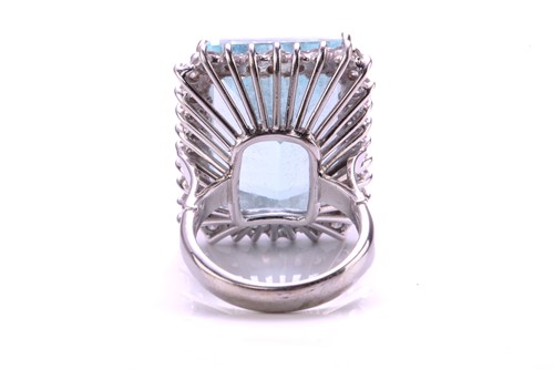 Lot 292 - A large aquamarine and diamond cluster ring,...