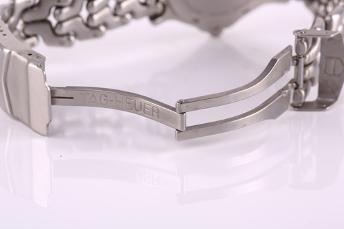 Lot 469 - A TAG Heuer Professional 200m, featuring a...