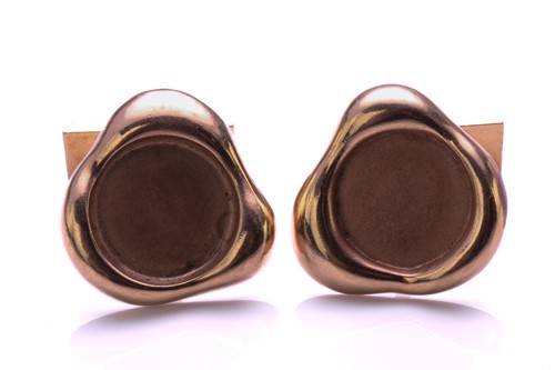 Lot 325 - A pair of 9 carat gold cufflinks; shaped...