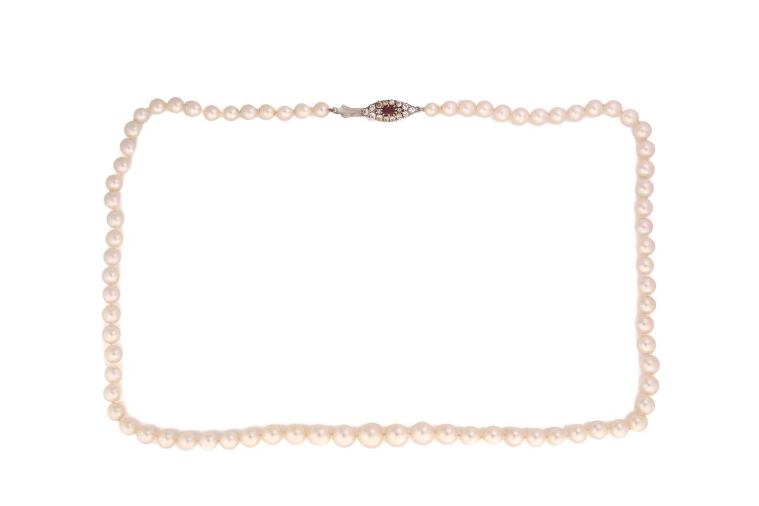 Lot 58 - A single-row cultured pearl necklace,...