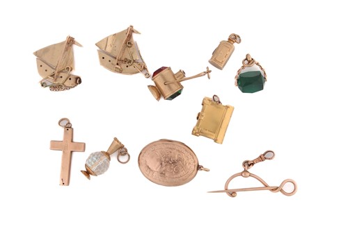 Lot 104 - A collection of two brooches, pendants and...