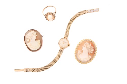 Lot 212 - Shell cameo jewellery in 9ct gold, together...