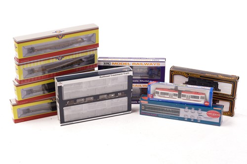 Lot 396 - A mixed collection of boxed model railway...