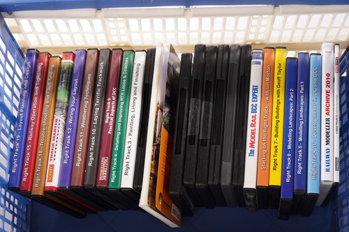 Lot 394 - A large quantity of model railway trackside...