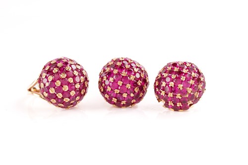Lot 149 - A yellow metal and synthetic ruby bombe style...