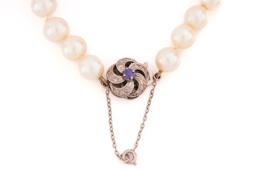 Lot 61 - A cultured pearl necklace together with a...