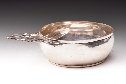 Lot 524 - An American late 18th-century silver porringer...