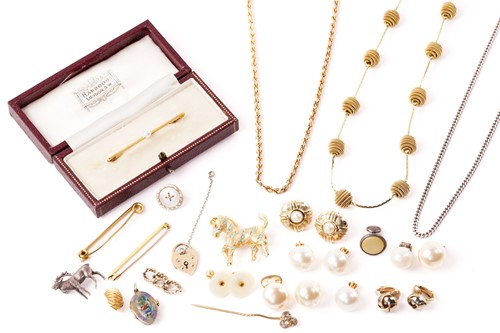 Lot 229 - A number of mixed jewellery items, featuring a...