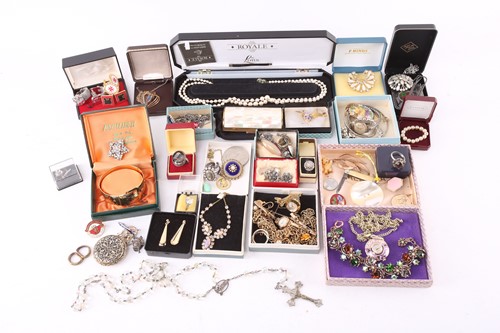 Lot 148 - A collection of costume jewellery including a...
