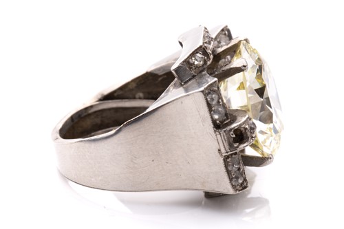 Lot 270 - An Art Deco style diamond cocktail ring,...
