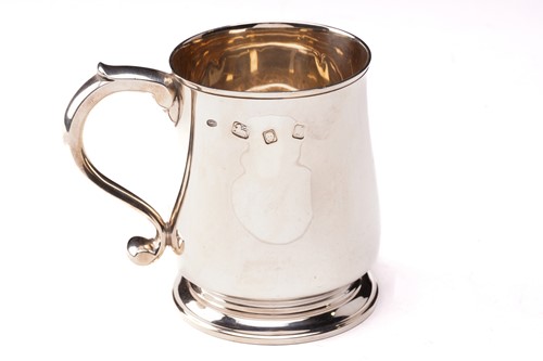 Lot 522 - A 1930s silver novelty table lighter, Chester...