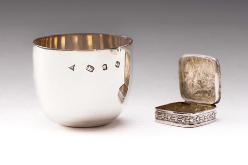 Lot 522 - A 1930s silver novelty table lighter, Chester...