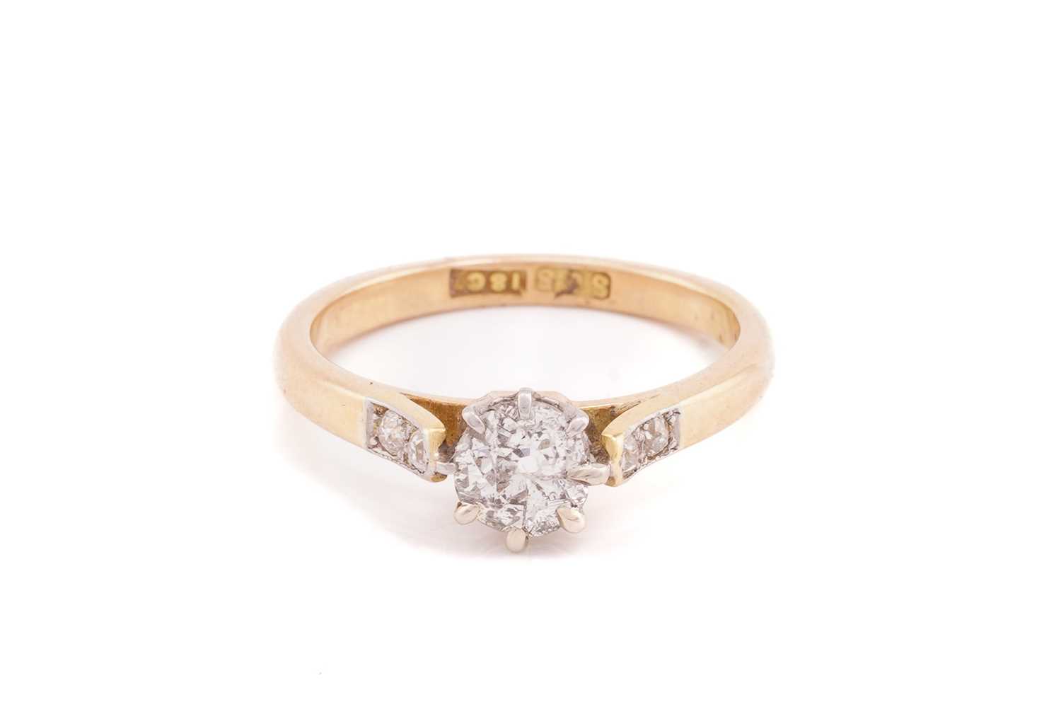 Lot 75 - A single stone diamond ring; the old brilliant...