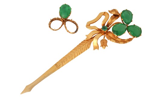 Lot 162 - A trefoil and bow ornament set with green...