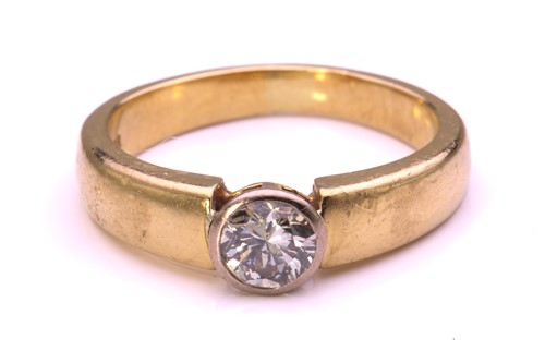 Lot 346 - A diamond solitaire ring in 18ct gold,...