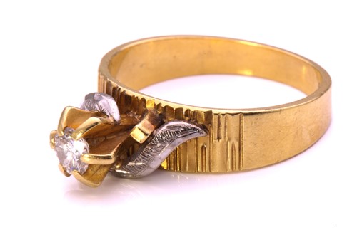 Lot 92 - A diamond solitaire ring, featuring a round...