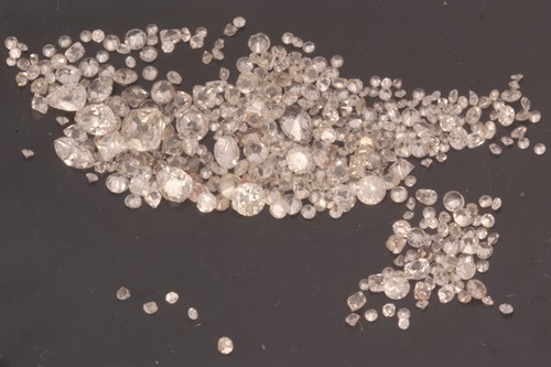 Lot 234 - A melee of mixed old and new cut loose...