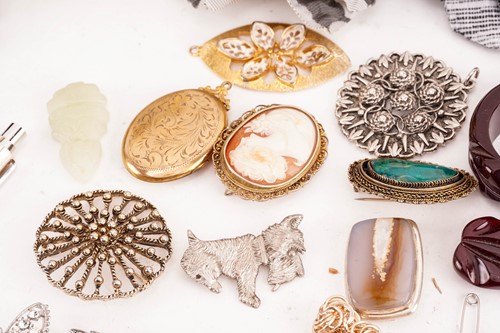 Lot 105 - A collection of costume jewellery and other...