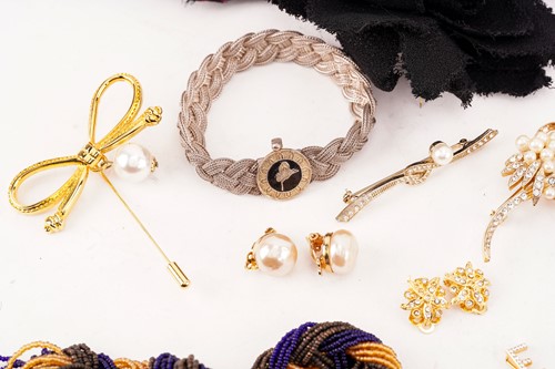 Lot 105 - A collection of costume jewellery and other...