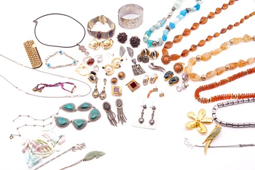 Lot 284 - A collection of costume jewellery comprising...