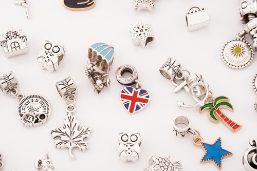 Lot 114 - A collection of costume jewellery comprising...