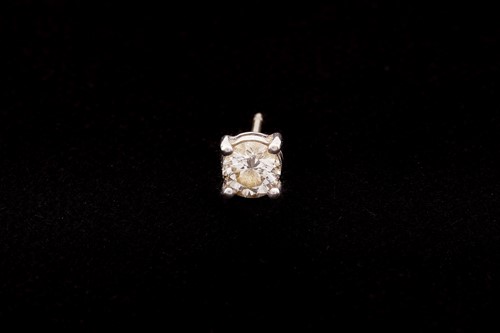 Lot 37 - A single diamond stud earring, consists of a...