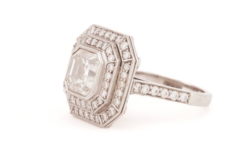 Lot 141 - An Art Deco style diamond ring, the central...