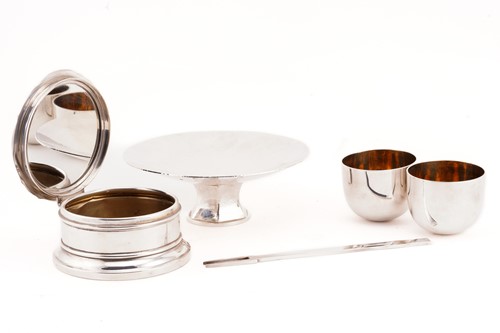 Lot 523 - A small quantity of modern silver, to include...