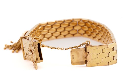 Lot 91 - A yellow metal vintage bracelet of hexagonal...