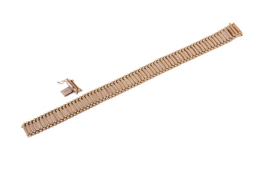 Lot 78 - A 9ct yellow gold bracelet with bar link...