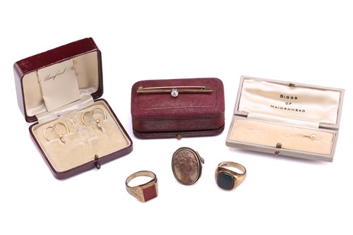 Lot 48 - A small collection of jewellery items,...