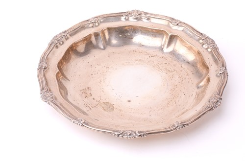 Lot 394 - A Victorian silver pie-crust shaped dish, by...