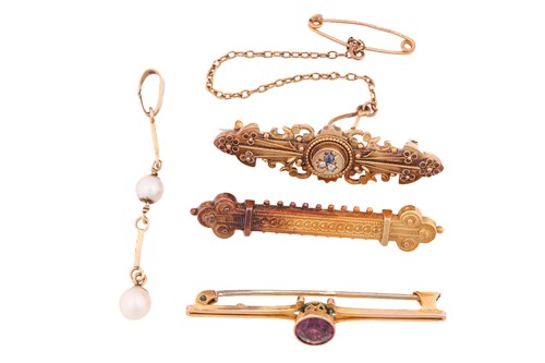 Lot 138 - Three brooches and one pearl pendant,...