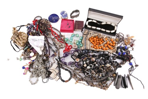 Lot 111 - A mixed collection of costume jewellery and...