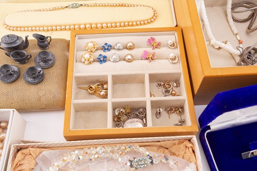 Lot 10 - A collection of mixed collection of costume...