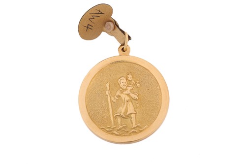 Lot 7 - A St. Christopher pendant in 18ct yellow gold,...