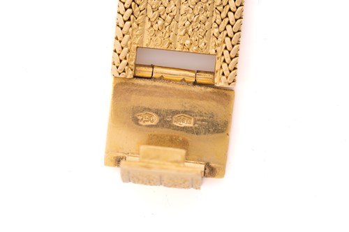 Lot 288 - An 18mm woven yellow metal strap stamped '750'...