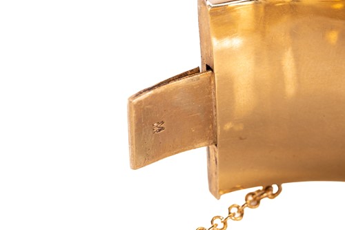 Lot 17 - A 9ct yellow gold hinged bangle, the hollow...